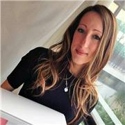 Giovane lavotrice si offre per supporto e aiuto compiti per passione.